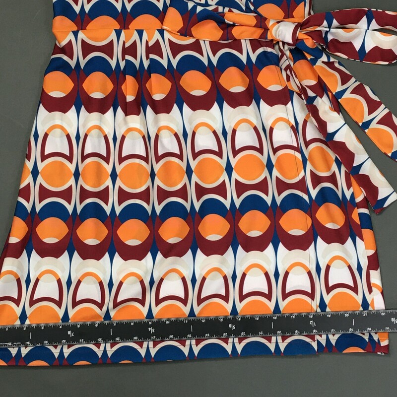 Laura Estrada, Pattern, Size:S/ M. Laura Estrada, Pattern, Size: M 3/4 sleeve,55% polyester / 45% rayon geometric print  tangerine, brick red, yale blue, and white. This is a light pull over, cute V neck wrap and tie at the side of the waist, unlined dress. This dress falls just over the knees, and is a probable fit for size 6 to 8. Please see the measurements. There are no material tags. Columbian designer Laura Estrada is exclusive to L'Unique Boutique in CT. This dress is one of a kind!
8.4 oz