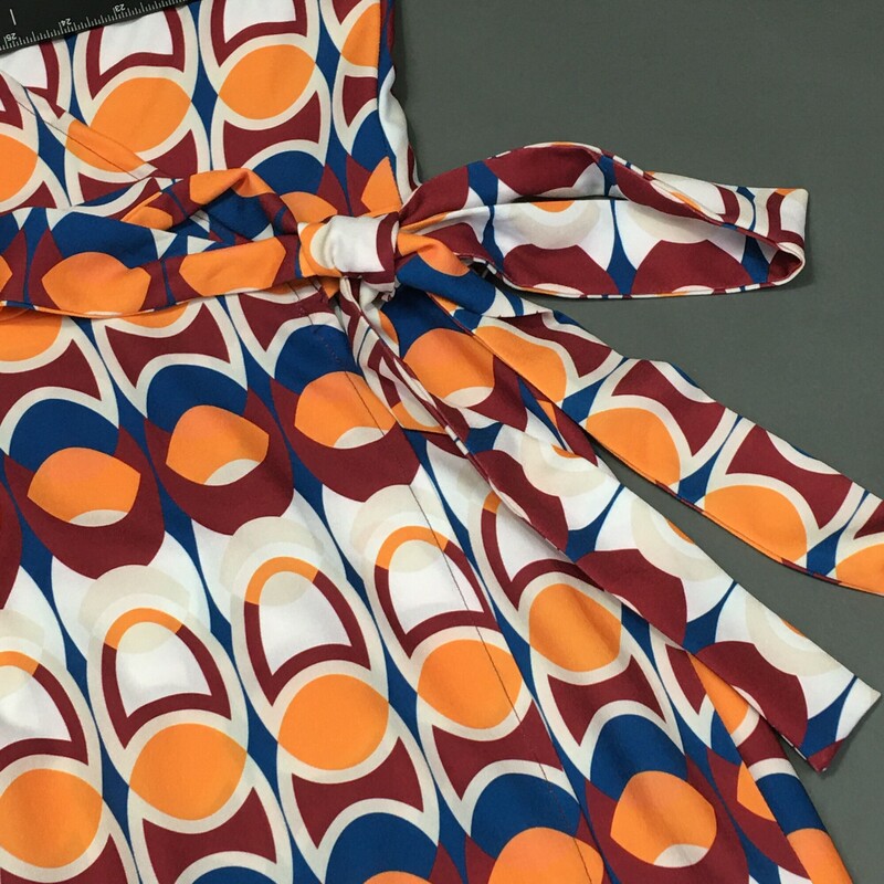 Laura Estrada, Pattern, Size:S/ M. Laura Estrada, Pattern, Size: M 3/4 sleeve,55% polyester / 45% rayon geometric print  tangerine, brick red, yale blue, and white. This is a light pull over, cute V neck wrap and tie at the side of the waist, unlined dress. This dress falls just over the knees, and is a probable fit for size 6 to 8. Please see the measurements. There are no material tags. Columbian designer Laura Estrada is exclusive to L'Unique Boutique in CT. This dress is one of a kind!
8.4 oz