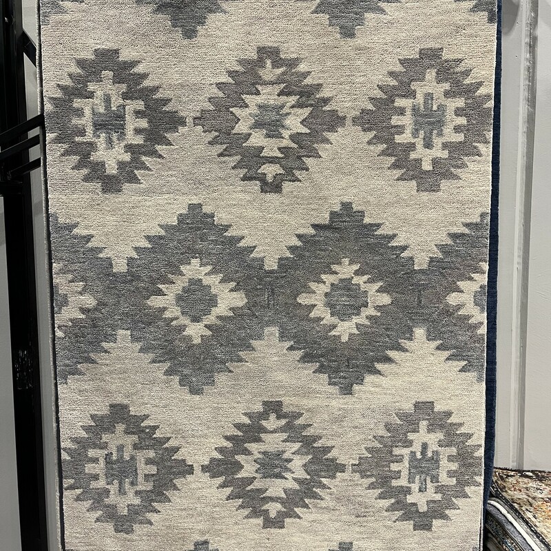 Leone LO-9996<br />
Brand New Area Rug 5x8<br />
Call store for details