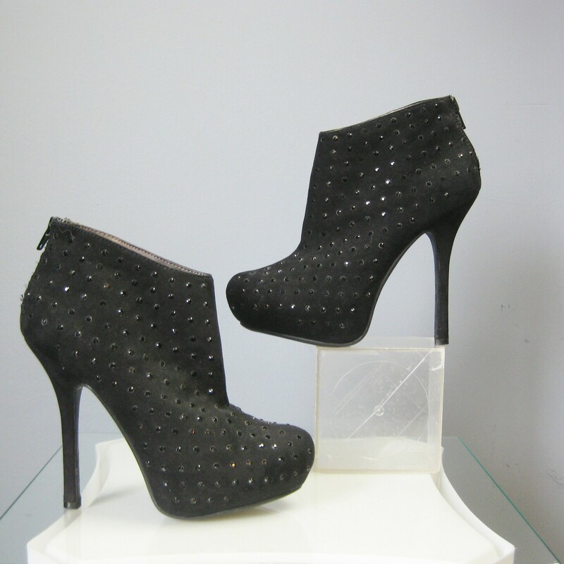 F21 Jeweled Heel, Black, Size: 6<br />
Very cool booties with 5 heels and a 1.5 internal platform<br />
faux suede<br />
Covered all over with sparkly faceted black studs<br />
Back zipper<br />
excellent pre-owned condition<br />
<br />
thanks for looking!<br />
#40382