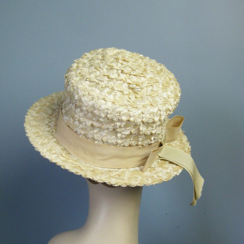 Vtg Mr. Lewis Straw Topha, Cream, Size: None
Funtional and chic ladylike summery straw hat has a tall crown, a wider brim and a wide ivory ribbon hat band.


Label: Mr. Lewis
Marked size large but better for a medium size head the inner hat band measures 21.5 around


Excellent condition, a teeny bit smooshed but that won't show while it is being worn,


Thanks for looking!!!
#42911