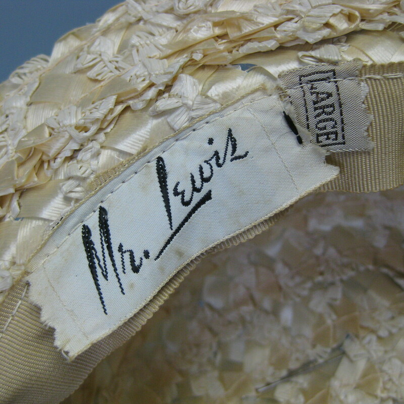 Vtg Mr. Lewis Straw Topha, Cream, Size: None<br />
Funtional and chic ladylike summery straw hat has a tall crown, a wider brim and a wide ivory ribbon hat band.<br />
<br />
<br />
Label: Mr. Lewis<br />
Marked size large but better for a medium size head the inner hat band measures 21.5 around<br />
<br />
<br />
Excellent condition, a teeny bit smooshed but that won't show while it is being worn,<br />
<br />
<br />
Thanks for looking!!!<br />
#42911