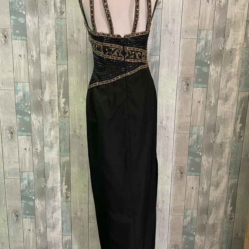 Sterling Sparkly Sheath Formal
Side slit skirt and back zip closure
Black and gold
Size: 4