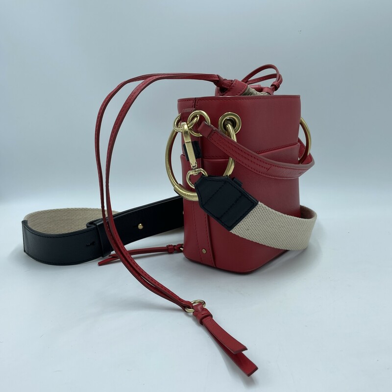 Chloe Roy Bucket, Red, Size: OS

condition: EXCELLENT. Light wear to bottom corners

7 x 7 x 3.25 in
4.25 in handle drop
22 in strap drop