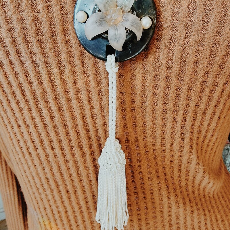 -Hand crafted necklace
-26 Inch chain
-6 Inch tassel
-Pendant: Antique door lock piece with a bakelite flower