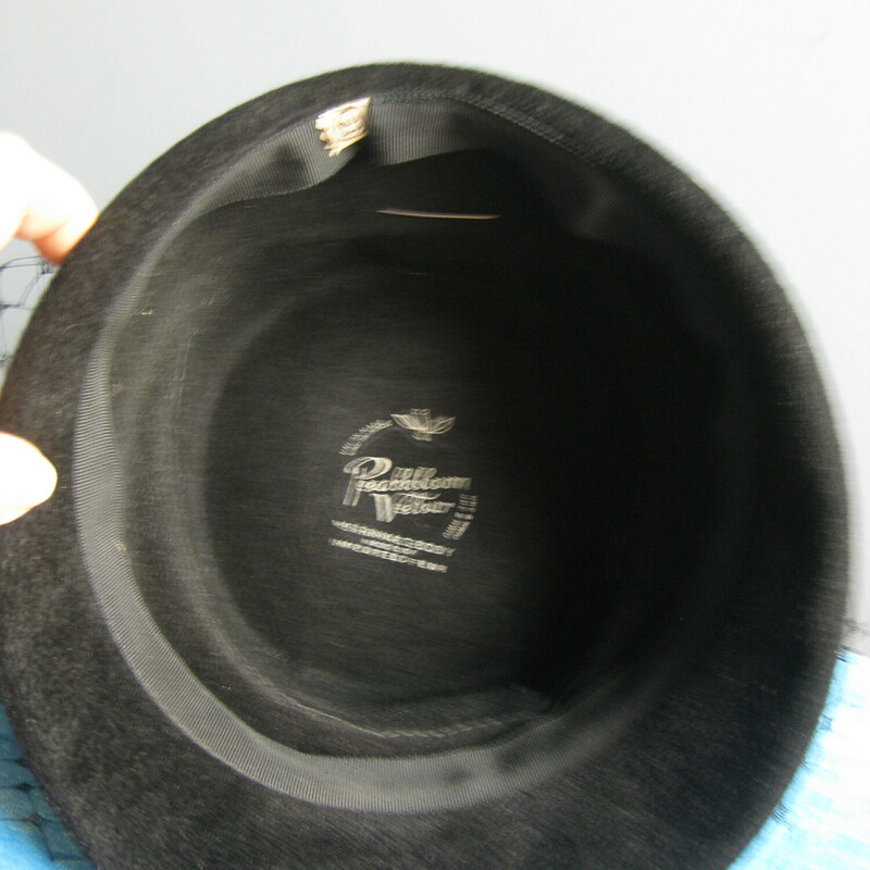 This shallow bucket hat is made of black felt with black and rust colored satin ribbons around the crown.
There is also a net on the front, but it won't pull down past the brim.
Chic!

Inner hat band measures: 23.25
Excellent conditon!

Thank you for looking.
#42910