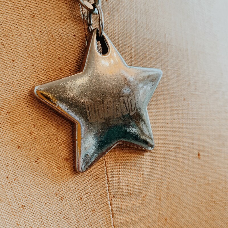 This adorable necklace features a silver star that reads Buffalo. The 18 inch chain starts as leather and transitions into a chunky silver chain.
