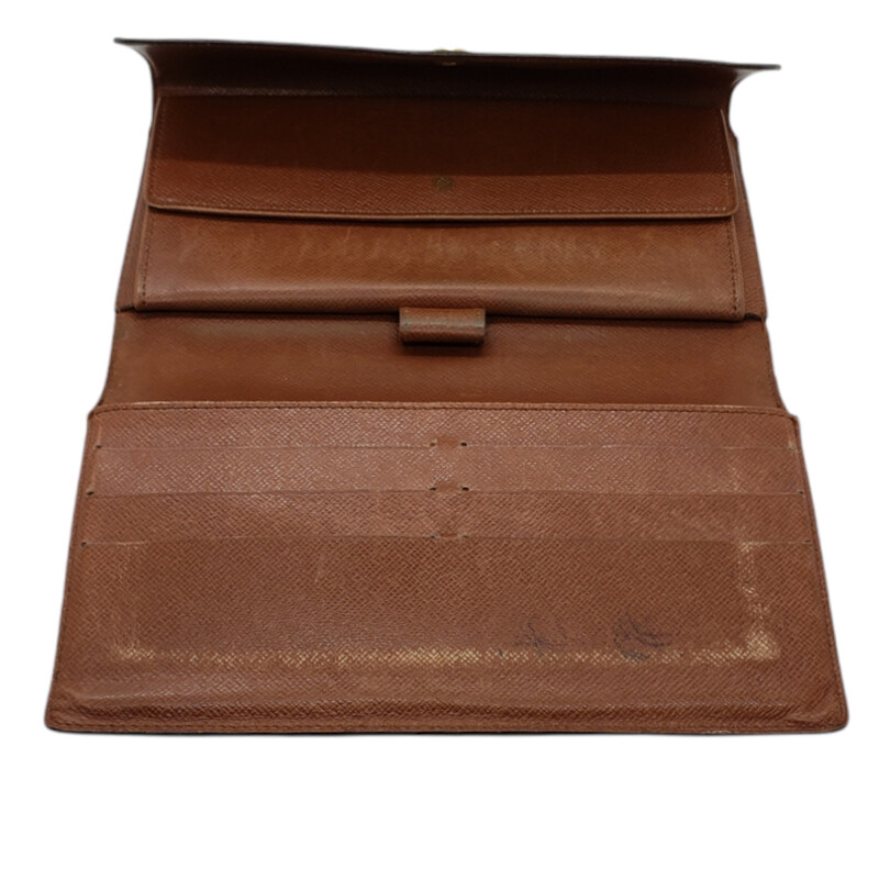 Louis Vuitton<br />
<br />
International Wallet<br />
<br />
1988, Monogram<br />
<br />
Condition: Fair Wear on Card Holder area, snap and pen holder. Coin pouch dirty from normal wear and tear. Corners have wear