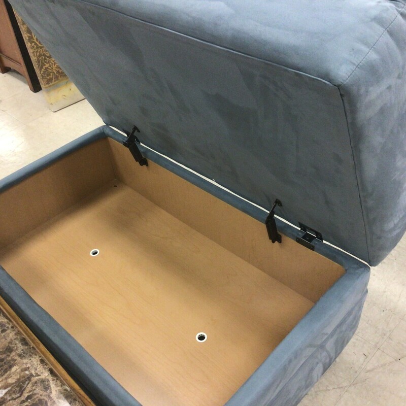 Blue Ottoman W/ Storage, Blue, Square<br />
40 in Long x 25 in Wide x 20 in Tall