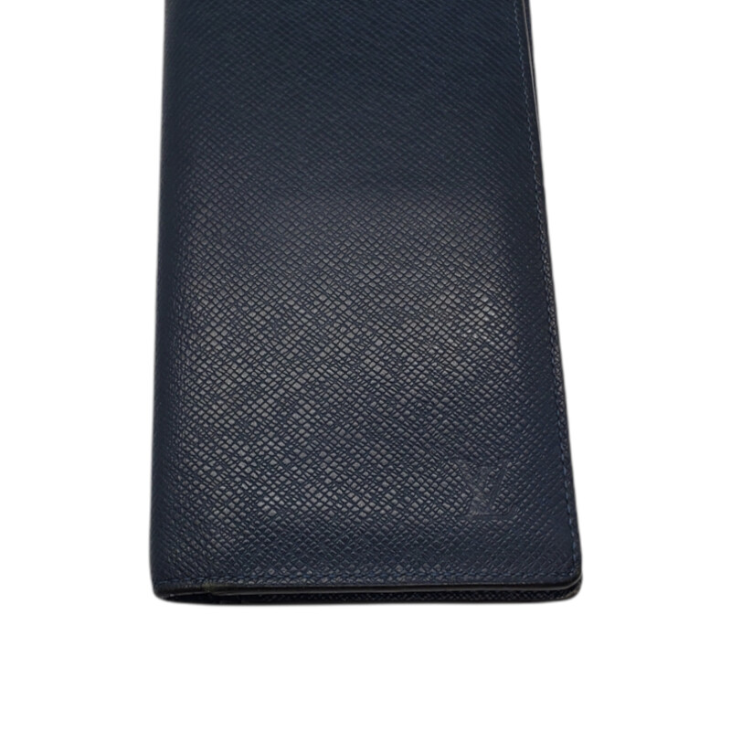Louis Vuitton

Long Car Wallet

Taiga Leather

2016, Navy

Great Conditon: Minor wear at corners. Some wear by card slots