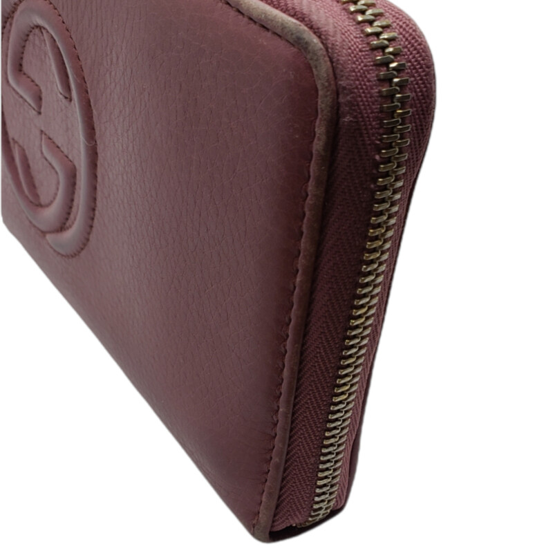 Gucci

Soho Zip Wallet Pink

Condition: Good. Corner Wear. GG Outside leaather ink transfer. Minor Wear on inside