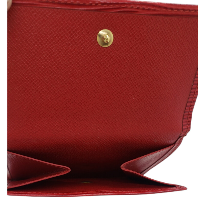 Louis Vuitton<br />
<br />
Elise Wallet<br />
<br />
Epi Leather, Red<br />
<br />
Condition: Great. Weat only on corners