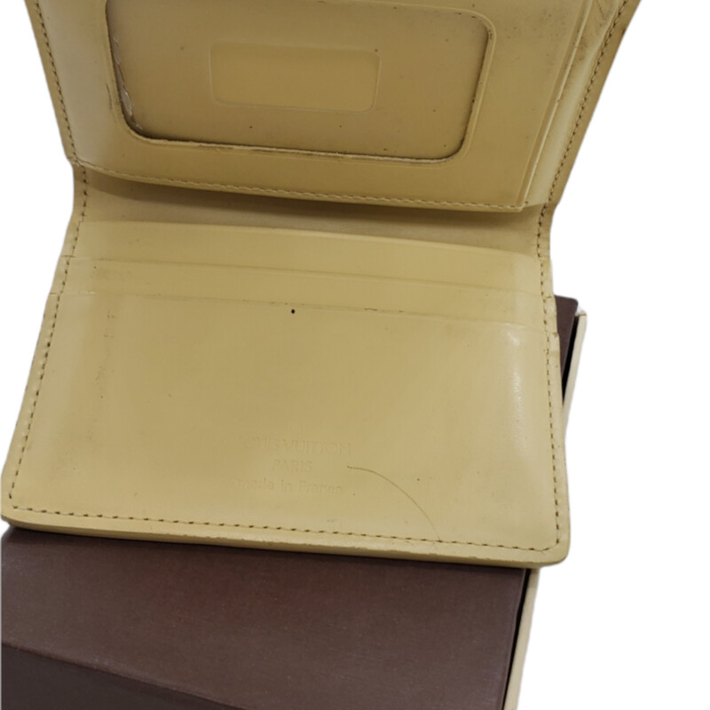 Louis Vuitton<br />
<br />
Card Holder: Elastic<br />
<br />
Epi Leather Cream<br />
<br />
Condition: Good. Wear on Epi Leather. Wear On elastic. Color Transfer on front logo area.<br />
<br />
Comes With Box