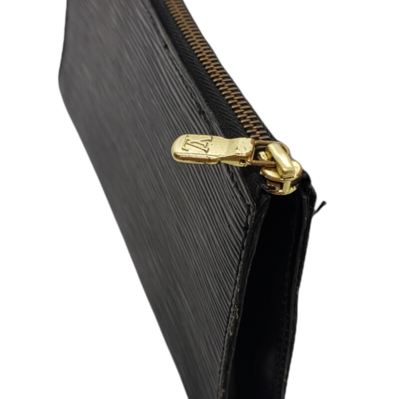 Louis Vuitton<br />
<br />
Pochette Epi Leather<br />
<br />
Black, Gold Hardwear<br />
<br />
Condition: Weat on Corners and around Zipper