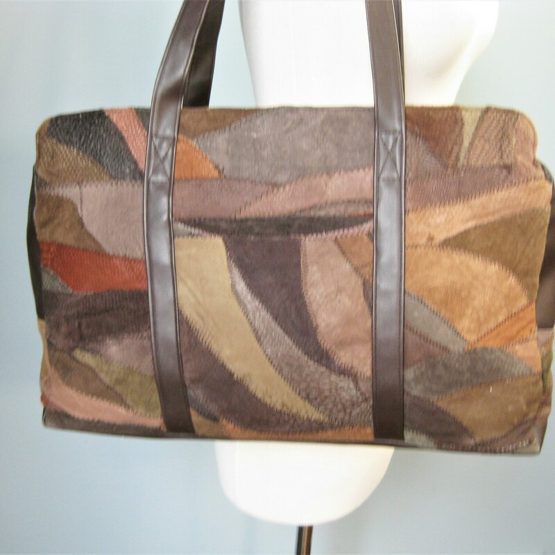 Big rectangular patchwork suede shoulder bag with two handles.
Super 70s look but I am not sure it is quite that old....
vinyl trim
The zipper goes across the top and wraps about halfway down each side, this makes it so much easier to work with and the zipper has two pulls which I really like too.
Fabric lining with two main compartments and a big center zippered compartment
There is also a slip pocket on the outside
No brand label
Excellent vintage condition!
W: 17.5
H: 12
Depth: 3.25
HD: 11

Thanks for looking!
#43535