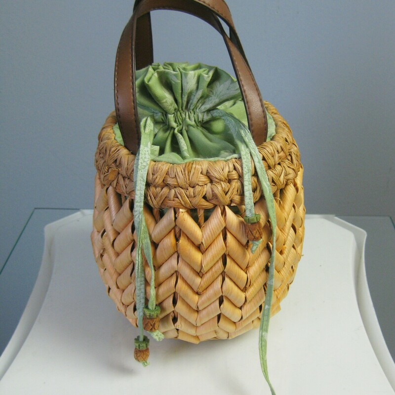 Darling little chunky real straw basket with a green fabric drawstring lining with beaded pulls by
Capelli Straworld.
Perfect for summer lunch dates, picnics and girly photoshoots.

It's tightly woven of thick naturally colored reeds. Very sturdy.
It has two brown leather handles

Girth: 19.5
Height: 6
Handle drop: 4 3/4

Thanks for looking!
#43479