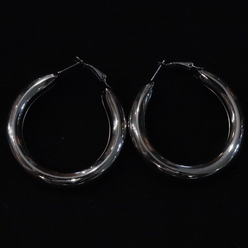 These classic, chunky silver hoops measure 2 inches in diameter.