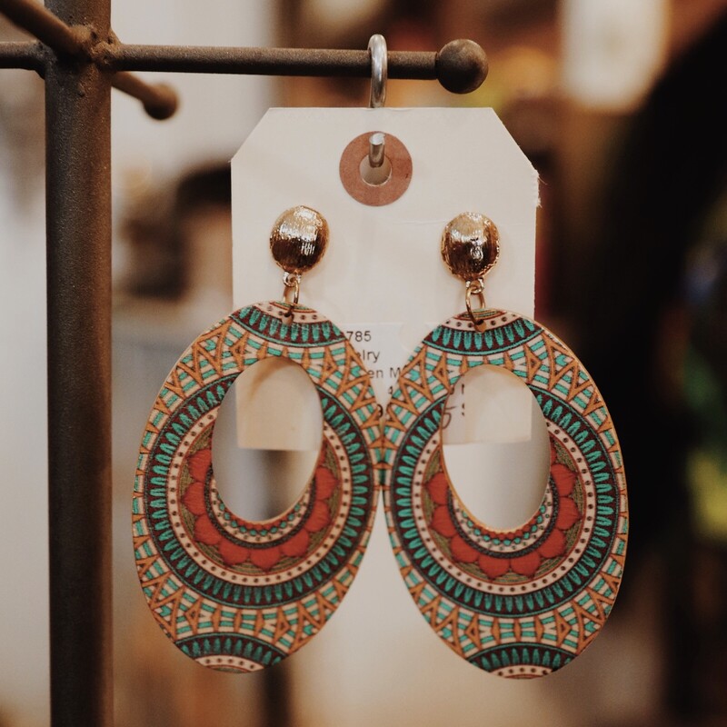 These oval aztec earrings are wooden and lightweight. Turquoise, tan, cream,and rust color. Gold Tone.
4 Inches Long