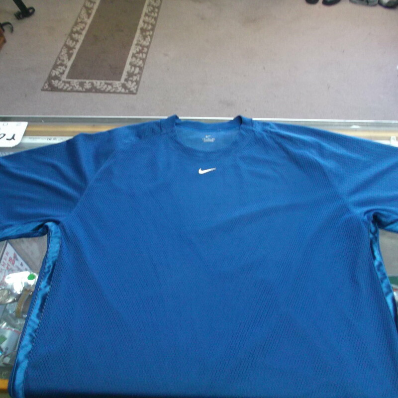 Nike Men's Mesh Short Sleeve Basketball Shirt Size XL Blue Polyester #9277<br />
Rating:   (see below) 3 - Good Condition<br />
Team: N/A <br />
Event: n/a  <br />
Brand: Nike<br />
Size: XL - Men's(Measured Flat: Across Chest 24\"; Length 31\") armpit to armpit & shoulder to bottom hem<br />
Color: Blue<br />
Style: Mesh short sleeve basketball shirt<br />
Material: 100 Polyester<br />
Condition: - Good Condition (GUC)- wrinkled; Material looks and feels good; few light snags; No stains or rips(Please use photos to see the condition details) <br />
Shipping cost: $4.62<br />
Item #: 9277
