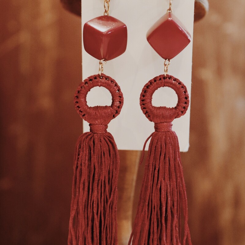 Cranberry Tassle Earring, Gold tone
Lightweight
6 inches long