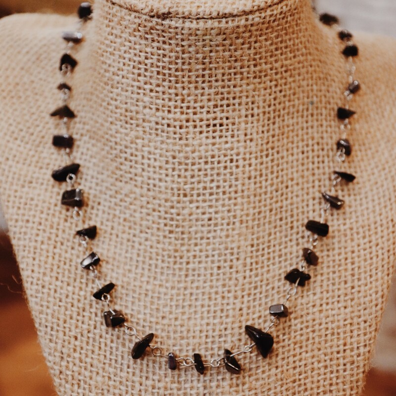 Very cute black quartz choker necklace. Perfect for any casual occasion!
Measures 18'' total.