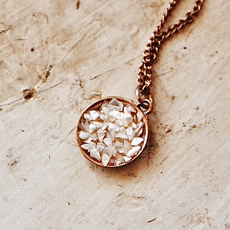 This dainty necklace is the perfect everyday wear! It is on a 21 inch chain with a 3 inch extender.