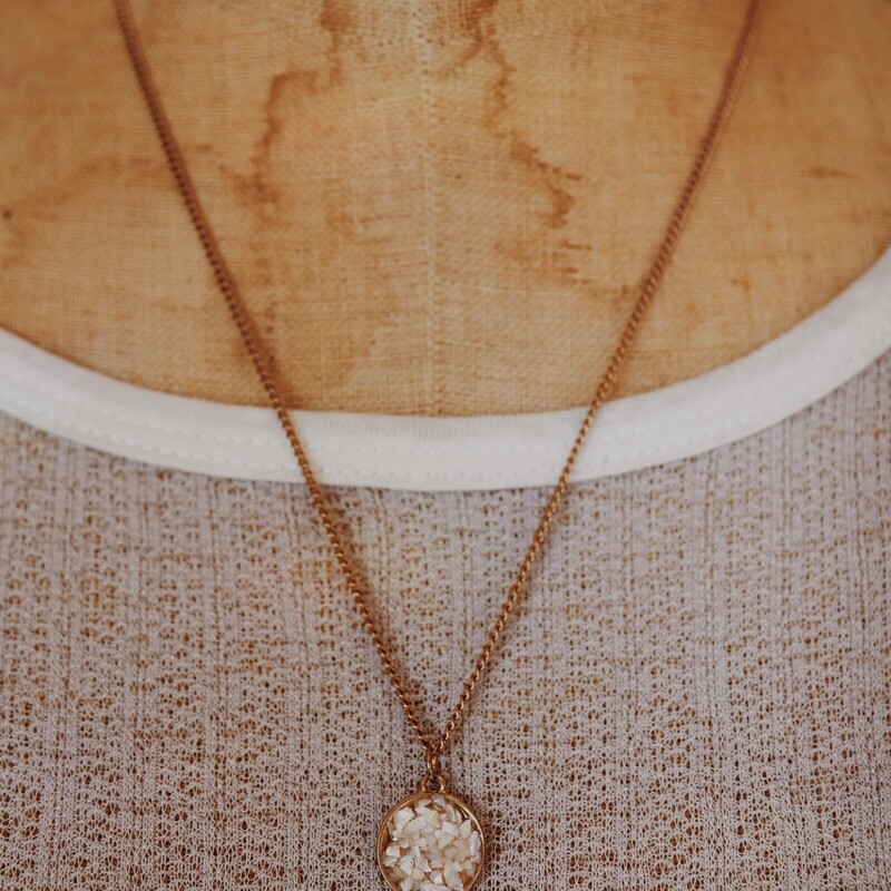 This dainty necklace is the perfect everyday wear! It is on a 21 inch chain with a 3 inch extender.