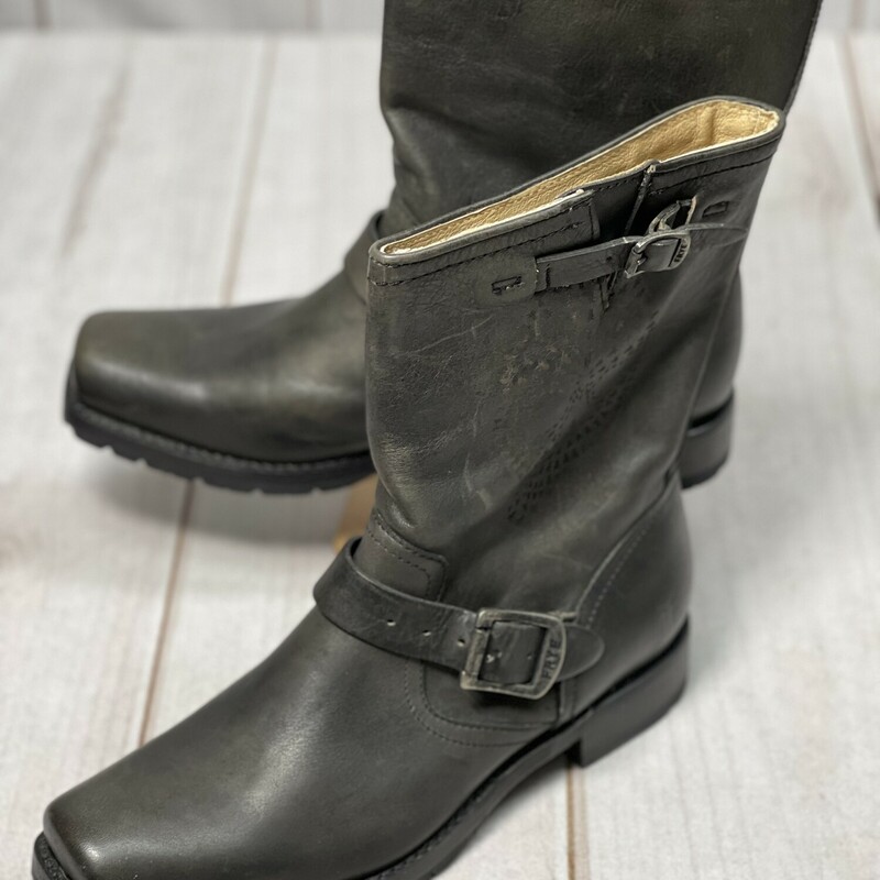 Frye Engineer Boots
Brown with Skull Detail
Size: Womens 10
Original Retail $348.00