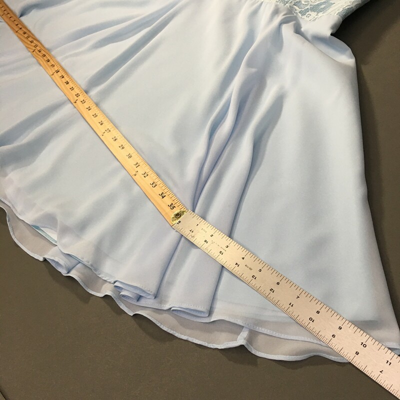 148-006 By Light In The Box Powder blue Party Dress Approximate Size12/14 - there are no size tags, This dress has a poly/satin strapless corset, a lace layer bodice and a full lined poly blend skirt.
Hand wash warm only no bleach iron on reverse side only.