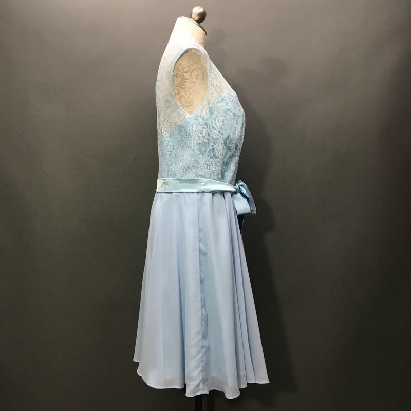 148-006 By Light In The Box Powder blue Party Dress Approximate Size12/14 - there are no size tags, This dress has a poly/satin strapless corset, a lace layer bodice and a full lined poly blend skirt.
Hand wash warm only no bleach iron on reverse side only.