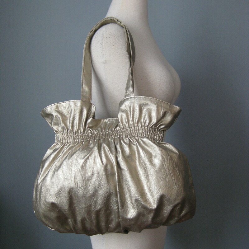 Shimmery Bow Shldr, Silver, Size: None
Super cute and girly, this bag is a large shoulder bag in pale gold metallic vinyl.
It has a pouch shape with a large bow on the front.
Two nice wide straps, magnetic snap closure
lined in light colored fabric with 1 zippered pockets and 2 slip pockets.

No brand ID tag.
Pristine!

thanks for looking1
#41885
