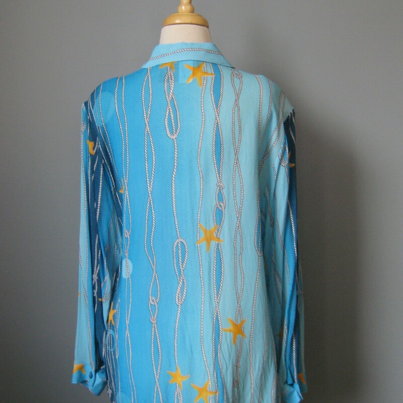 Gorgeous blouse in a beatiful sky blue with a relaxed baroque print featuring star fish and nautical ropes.<br />
It's Polyester size Large with shoulder pads.<br />
Brand: AmyJess<br />
It's marked size large, but may be best for a modern size medium. It does has a small amount of stretch.<br />
Here are the flat measurements, please double where appropriate:<br />
shoulder to shoulder: 19<br />
armpit to armpit: 25<br />
width at hem: 21<br />
Length:  27.25<br />
<br />
<br />
thanks for looking<br />
#42868