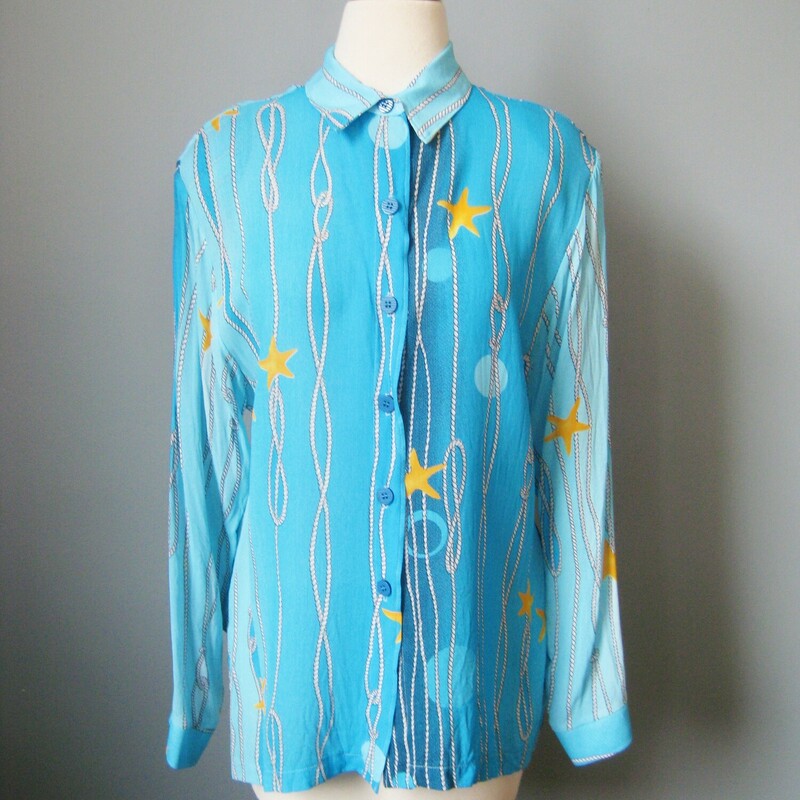 Gorgeous blouse in a beatiful sky blue with a relaxed baroque print featuring star fish and nautical ropes.
It's Polyester size Large with shoulder pads.
Brand: AmyJess
It's marked size large, but may be best for a modern size medium. It does has a small amount of stretch.
Here are the flat measurements, please double where appropriate:
shoulder to shoulder: 19
armpit to armpit: 25
width at hem: 21
Length:  27.25


thanks for looking
#42868