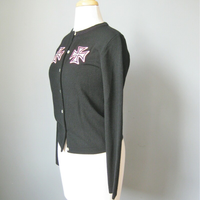 Gorgeous and ultra soft acrylic cardigan by
Lucky 13
black slim fit with pretty Maltese Crosses embroidered on the front.
Marked size M
flat measurements:
shoulder to shoulder: 14.75
armpit to armpit: 17.75
Width at hem: 15.5
underarm sleeve length: 18.5
length: 21

excellent condition!

thanks for looking!
#44704