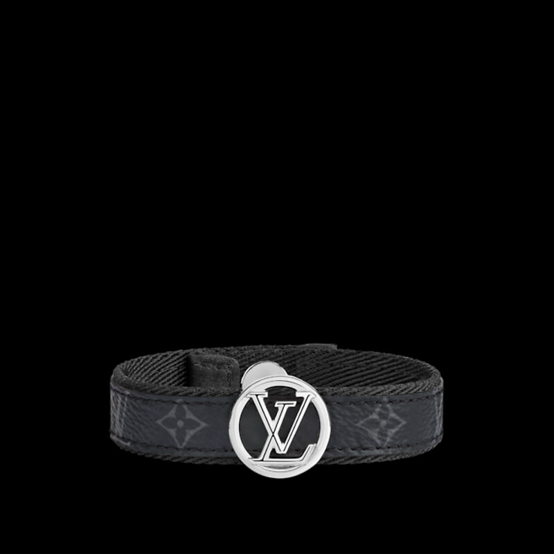 The LV Circle bracelet pairs stylish hardware with a strap crafted from iconic Monogram Eclipse canvas and webbing. An LV Circle logo constructed from silver-color hardware sits center stage on its elegant design. Versatile and understated
NEW CONDITION