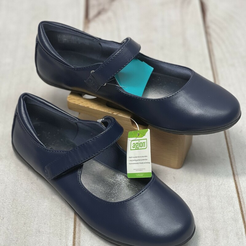 NWT Lands End Shoes
Navy Leather
Size: Girls Youth 4