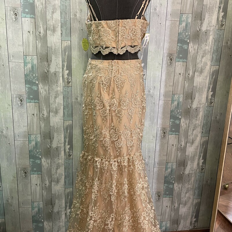NEW Windsor 2 Piece Formal
RETAIL PRICE:$129.90
Gold
Size: 13
NO RETURN ON PROM DRESSES