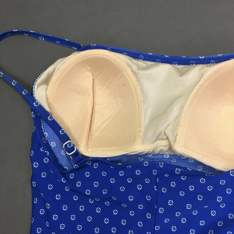 100-491Lands End, Blue, Size16 unlined, fixed soft cups shelf bra adjustable spaghetti straps, Very soft fabric in pretty shade of blue with small white daisy pattern, Nylon Spandex, Hand wash cold, no bleach, line dry, Made in Domican Republilc,
4.75 oz