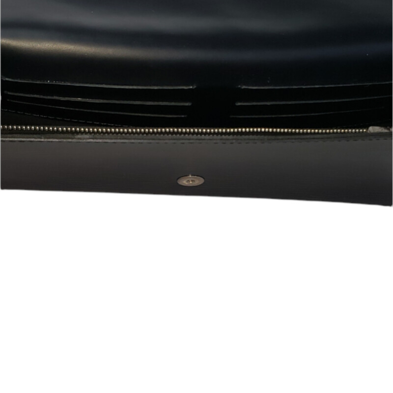 Louis Vuitton<br />
<br />
Epi Pouchette Sevigne<br />
<br />
Black, Size: Small<br />
<br />
Condition:<br />
Strap NEW. light wear on corners. Heavy Scratched on Silver Hardwear
