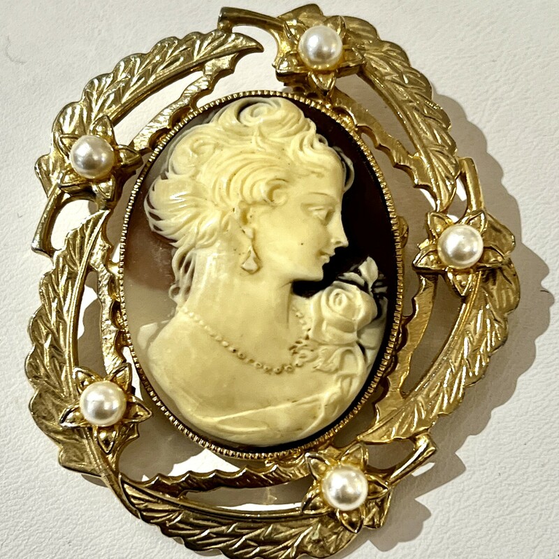 Goldtone faux pearl cameo pin