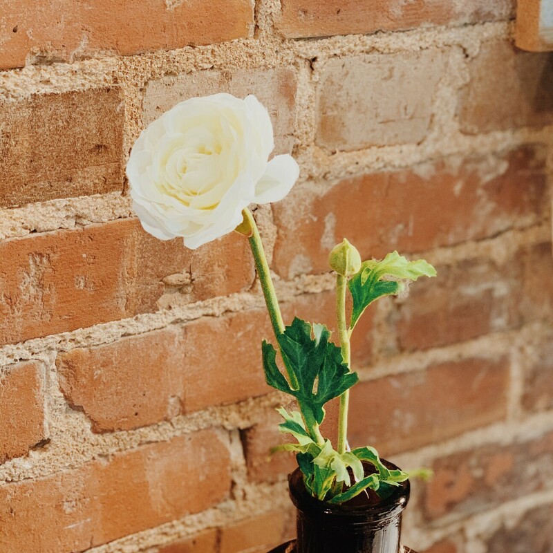 These gorgeous white ranuculus are absolutely stunning with a felt stem and realistic petals! They measure 18.5 inches.