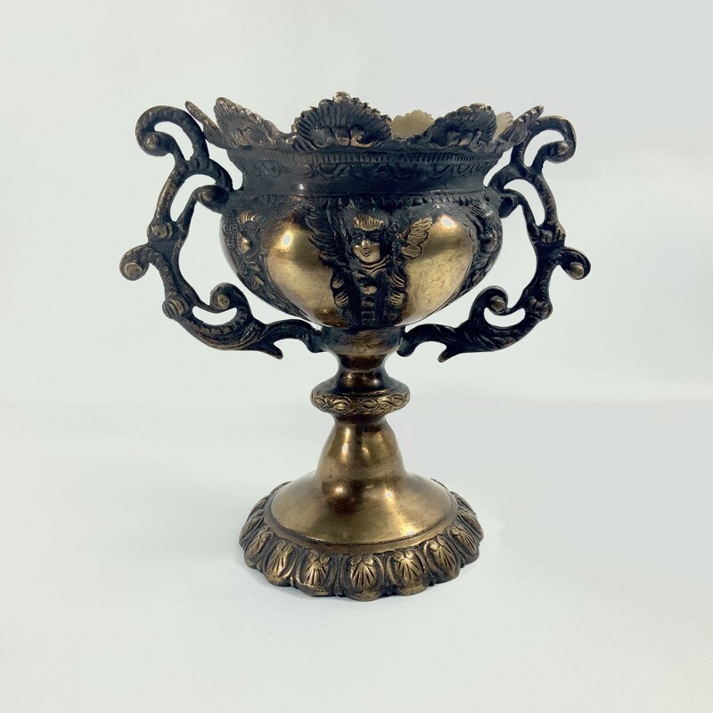 Antiquated 1800s ornate cast pedestal bronze jardiniere with 6 relief cherubs
In very good condition with lovely patina 9 inches high 7 inch diameter 10 inches at widest point