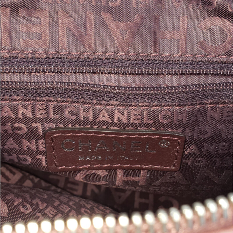 Chanel<br />
<br />
Lambskin  Accordian Chain<br />
<br />
 Rose<br />
<br />
 Size: Med<br />
<br />
Condition: Good. Some Marks and Wear