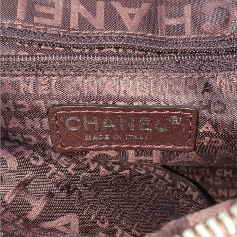 Chanel<br />
<br />
Lambskin  Accordian Chain<br />
<br />
 Rose<br />
<br />
 Size: Med<br />
<br />
Condition: Good. Some Marks and Wear