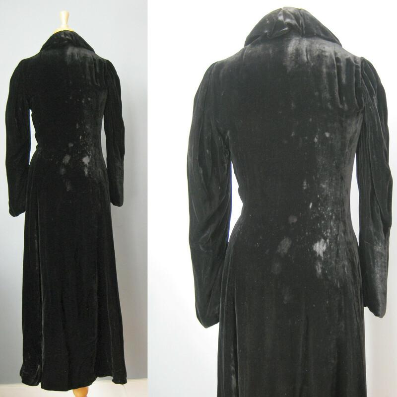Vtg Velvet, Black, Size: Large<br />
Fits quite snugly on my size 4 mannequin so if you are a modern size 2 it should fit or if these flat measurements work for you :<br />
Shoulder to shoulder: 14<br />
armpit to armpit: 18.5<br />
waist: 15.25<br />
hip: 20.5<br />
Underarm sleeve seam length: 16.5<br />
length: 54<br />
wrist opening: 4.5<br />
<br />
Thanks for looking!<br />
#42891