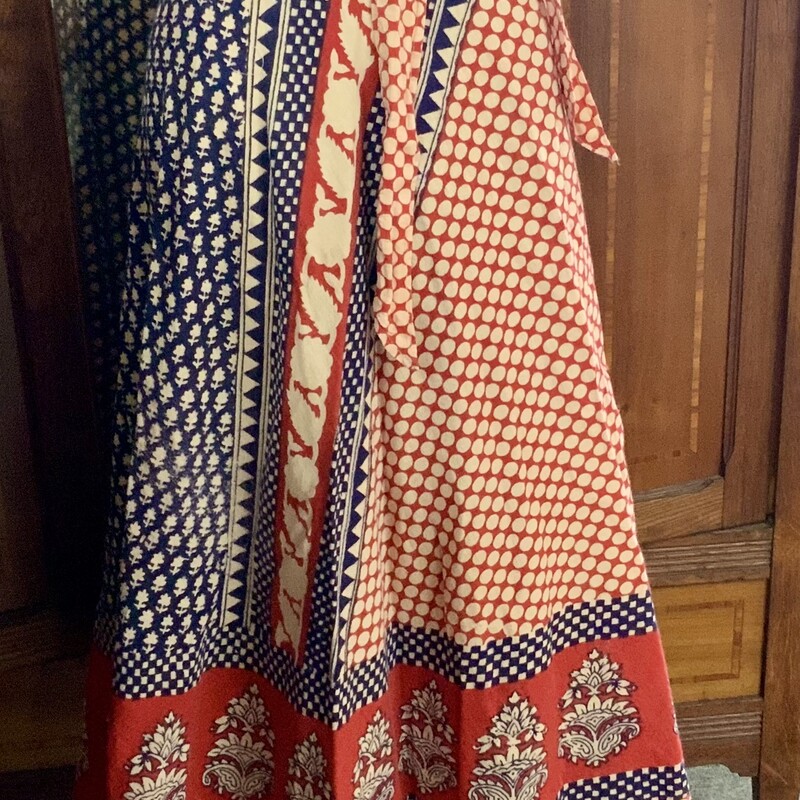 Cotton. Calf length.
Good condition.
Floral and geometric pattern.
Red Blue and Cream colors.