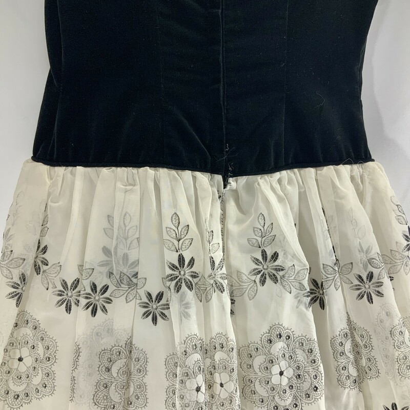 Good Condition. Some minor stains on skirt.
Black velvet top. Floral pattern chiffon style skirt.
Approx 25 inch waist.