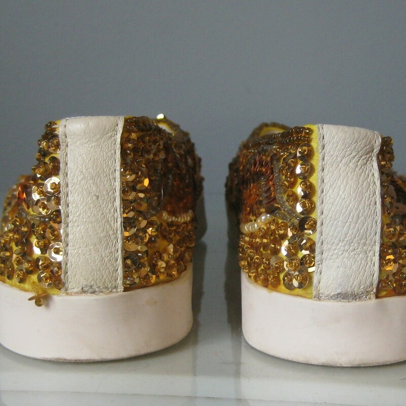 Super fun slip on sneakers by chinese laundry
1990s era totally covered with really bright gold shiny sequins.
by Chinese Laundry
size 7.5
excellent pre-owned condition, don't mind that hanging sequin in the back!  I've already fixed it.
(just didn't notice it until I was taking the close up photo)

thanks for looking!
#45539