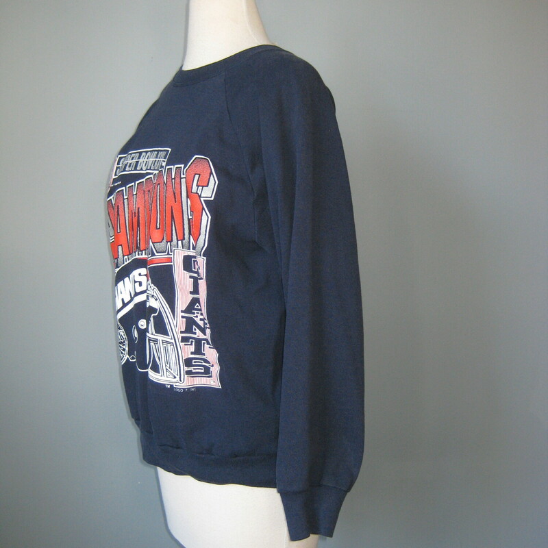 A vintage reminder of the New York Football Giants Superbowl XXV win in 1990.<br />
Navye blue mens long sleeved sweatshirt<br />
the back is plain<br />
cotton poly blend<br />
excellent pre-owned condition.<br />
size large<br />
flat measurements:<br />
armpit to armpit: 21<br />
length: 24.25<br />
width at hem: up to 20<br />
underarm sleeve length: 19<br />
<br />
thanks for looking!<br />
#45228