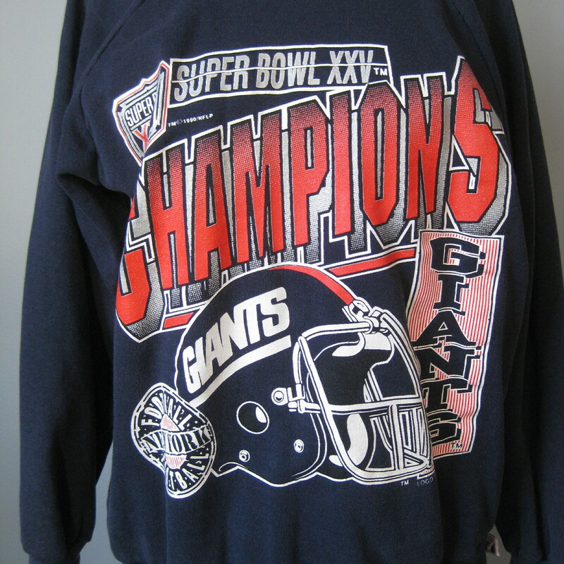 A vintage reminder of the New York Football Giants Superbowl XXV win in 1990.
Navye blue mens long sleeved sweatshirt
the back is plain
cotton poly blend
excellent pre-owned condition.
size large
flat measurements:
armpit to armpit: 21
length: 24.25
width at hem: up to 20
underarm sleeve length: 19

thanks for looking!
#45228